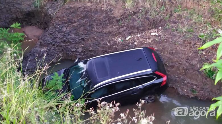 Motorista perde controle e carro despenca no córrego Gregório - Crédito: Maycon Maximino