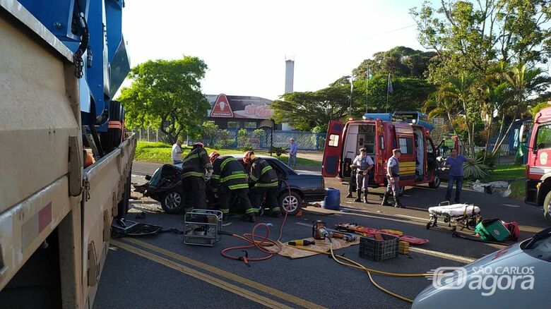 Colisão entre carro e caminhão deixa um morto e vários feridos em São Carlos - Crédito: Maycon Maximino