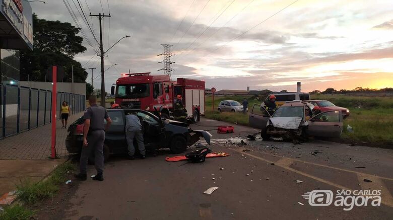 Sete pessoas ficam feridas após colisão frontal em São Carlos - Crédito: Maycon Maximino