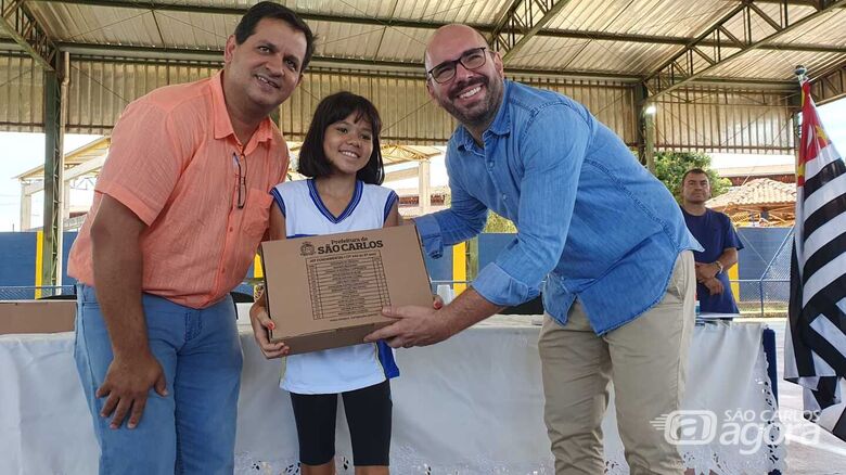 Prefeitura entrega 9 mil kits de material escolar para alunos das escolas municipais - Crédito: divulgação