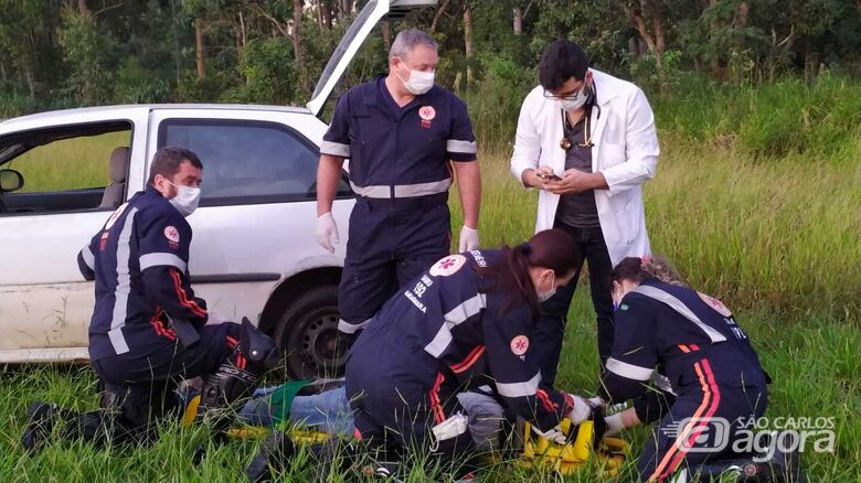 Pai e filho ficam feridos após capotamento na estrada do Broa - Crédito: Maycon Maximino