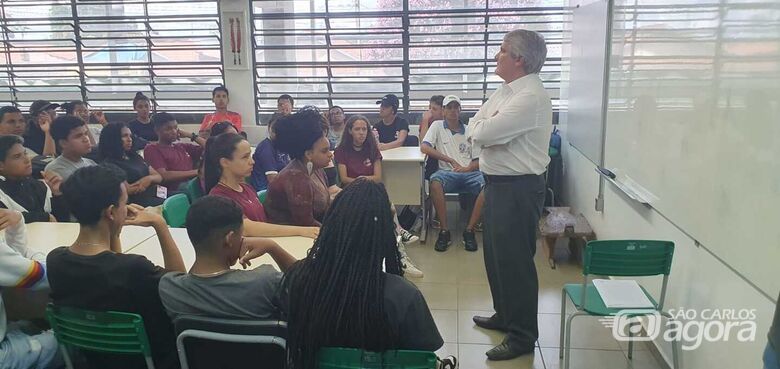 Professor Hernandes falando com alunos da Escola Estadual João Batista Gasparin - Crédito: Valda Rocha