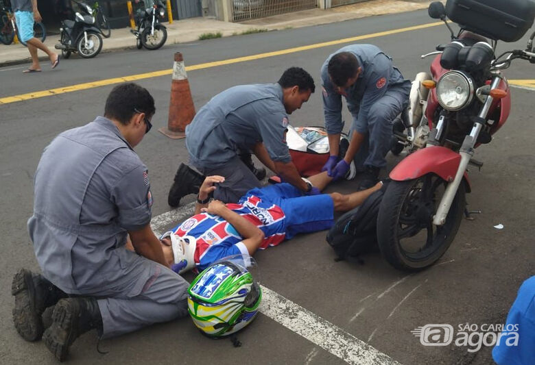 Motociclista sofre queda após ser fechado por carro no Cruzeiro do Sul - Crédito: Whatsapp SCA - 99963-6036