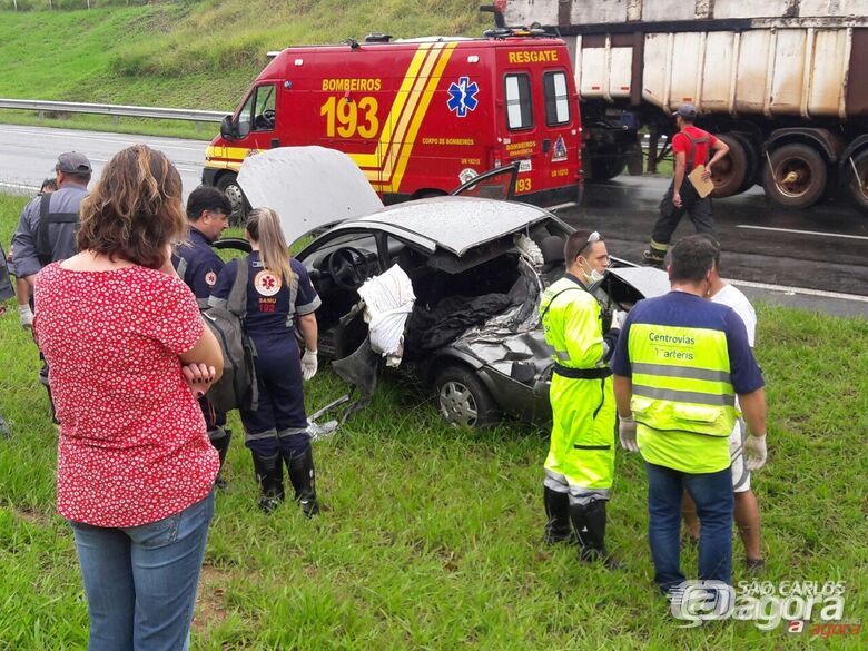 Carro onde adolescente estava ficou parcialmente destruído - Crédito: arquivo/SCA