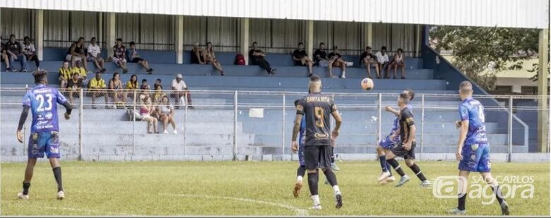 Lance do jogo entre Realcedega (azul) e Santa Rita (preto) no Zuzão, pela fase de grupos, no empate em 0 a 0 - Crédito: Divulgação