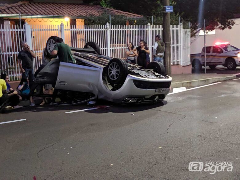 Carro capota após colisão na Vila Elizabeth; veja vídeo - Crédito: Maycon Maximino