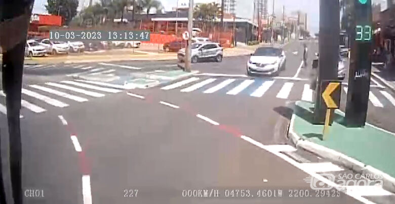 Câmera de segurança instalada em ônibus envolvido em acidente mostra motorista de carro avançando sinal vermelho - Crédito: reprodução