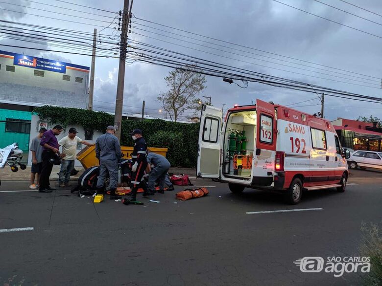 Motociclista sendo socorrido pelo Samu - Crédito: Maycon Maximino