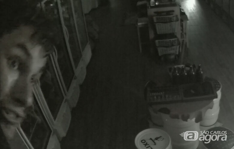 Casal invade boutique de carnes e leva várias peças de picanha; veja o vídeo - Crédito: reprodução