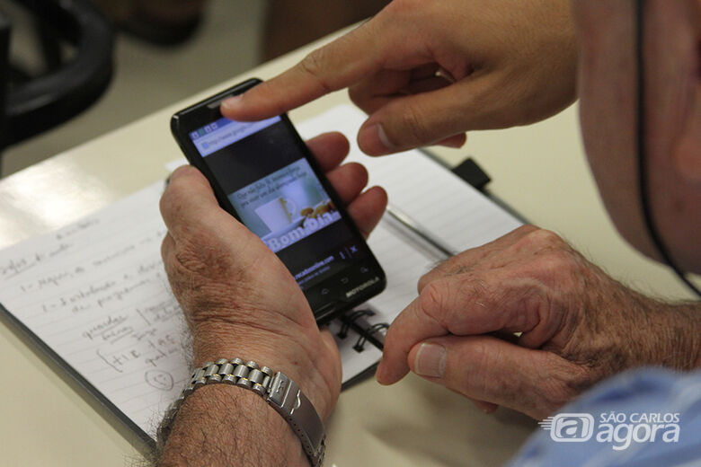 Para participar da iniciativa, é preciso ter, no mínimo, 60 anos, e um celular com sistema Android versão 8.0 ou superior - Crédito: Henrique Fontes