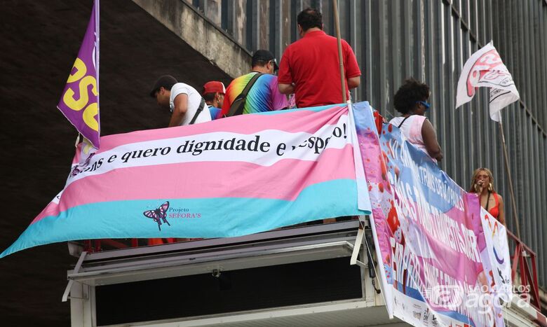 Caminhão decorado para parada LGBT - Crédito:  Rovena Rosa/Agência Brasil