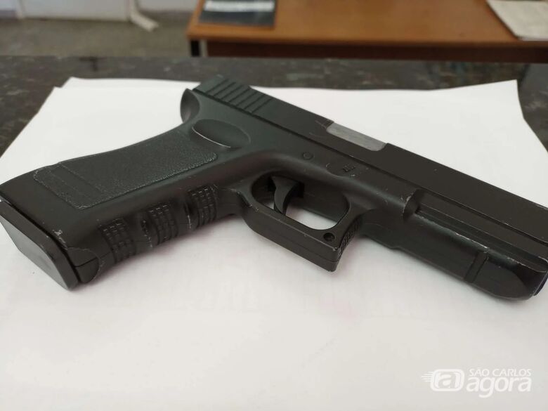 Simulacro de pistola que foi apreendido - Crédito: Rota das Notícias