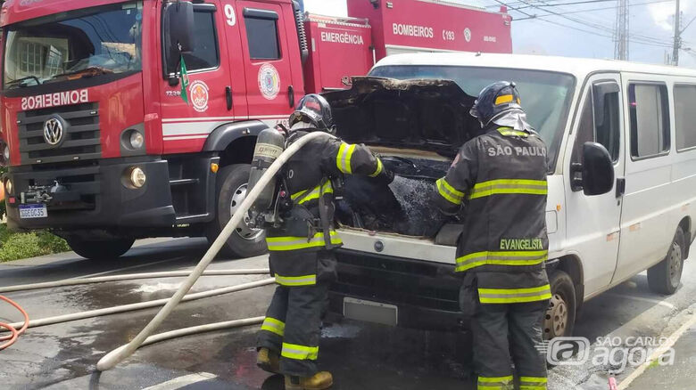 Fogo destruiu o motor da van que transportava os alunos - Crédito: Maycon Maximino