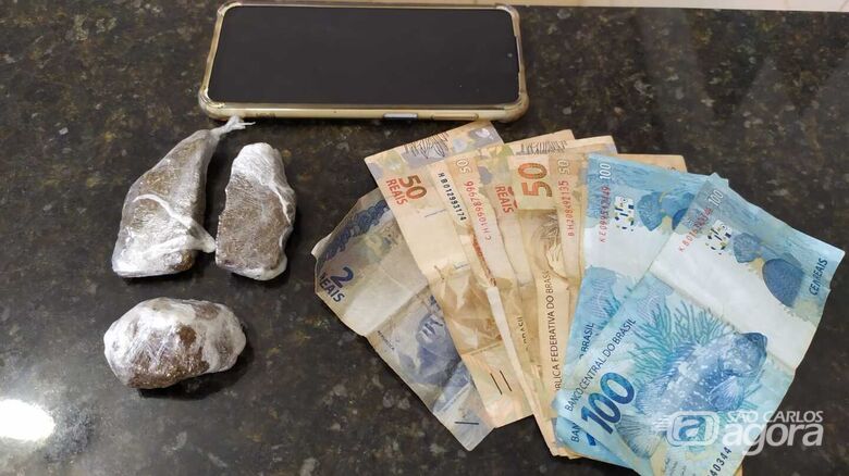 A droga, dinheiro e celular que estava com o infrator - Crédito: Maycon Maximino