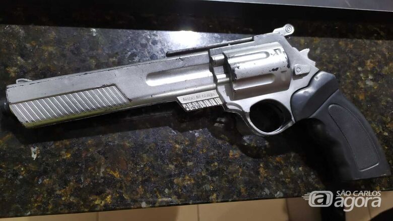 A arma que teria servido como objeto para ameaçar desafeto - Crédito: Maycon Maximino