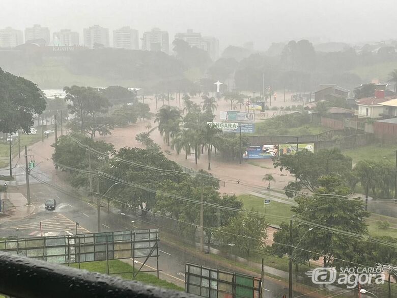 Chuva causou alagamento na região da rotatória do cristo no último dia 28 de dezembro - Crédito: Divulgação