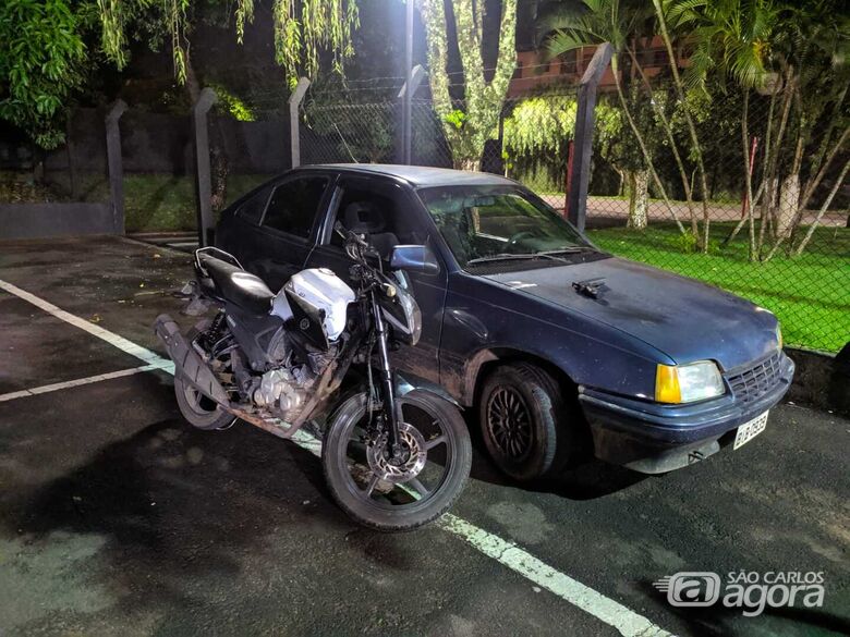 Moto roubada, carro furtada e réplica de arma foram apreendidos pela PM - Crédito: Maycon Maximino