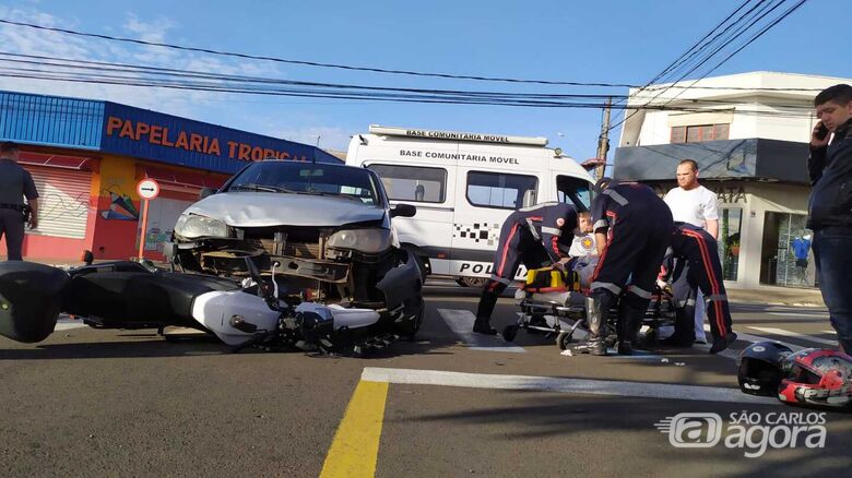 Moto e carro após o acidente e à direita, vítimas sendo socorridas pelo Samu - Crédito: Maycon Maximino
