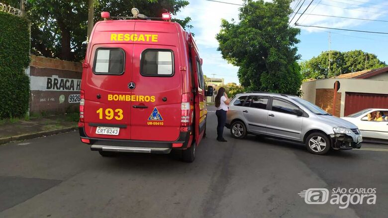 Motociclista é socorrido pelos Bombeiros após acidente - Crédito: Maycon Maximino
