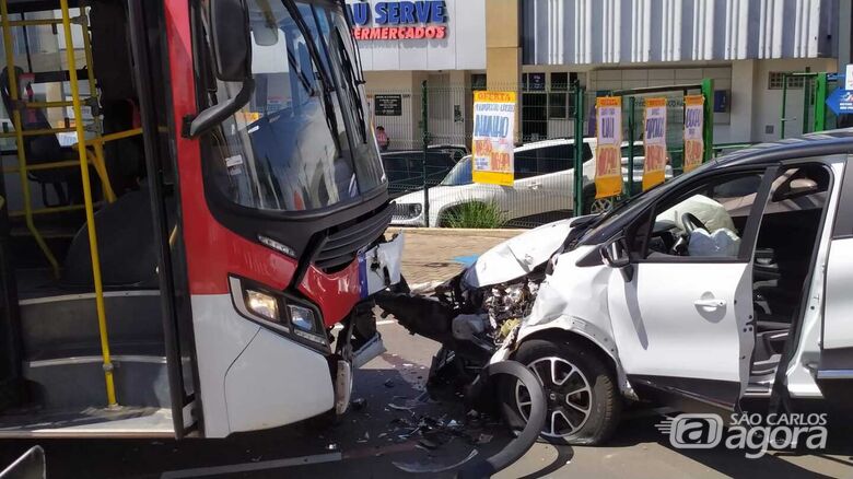 Colisão frontal causou danos materiais nos dois veículos - Crédito: Maycon Maximino