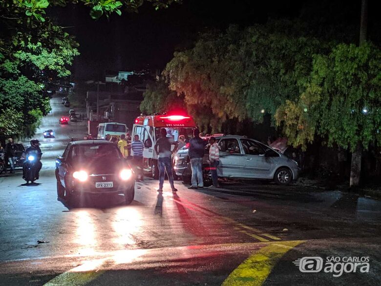 Jovem fica gravemente ferida após bater carro em árvore no Aracy 2 - Crédito: Maycon Maximino