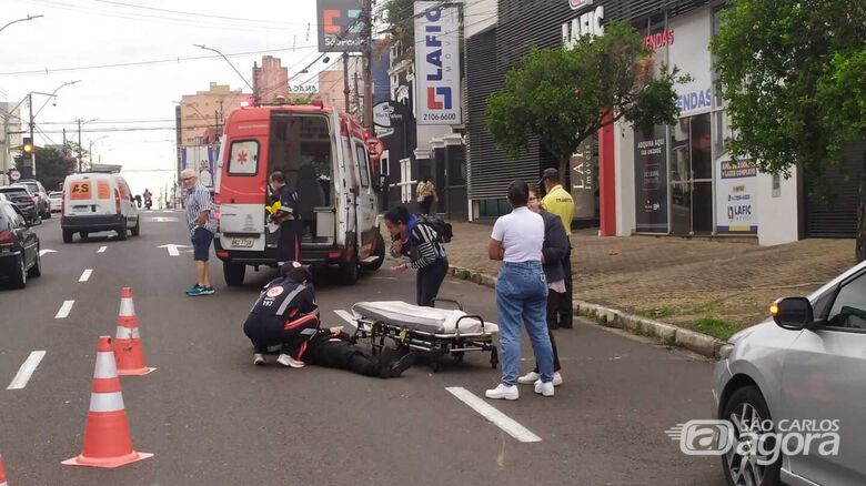 Motociclista no momento em que era socorrida pelo Samu - Crédito: Maycon Maximino