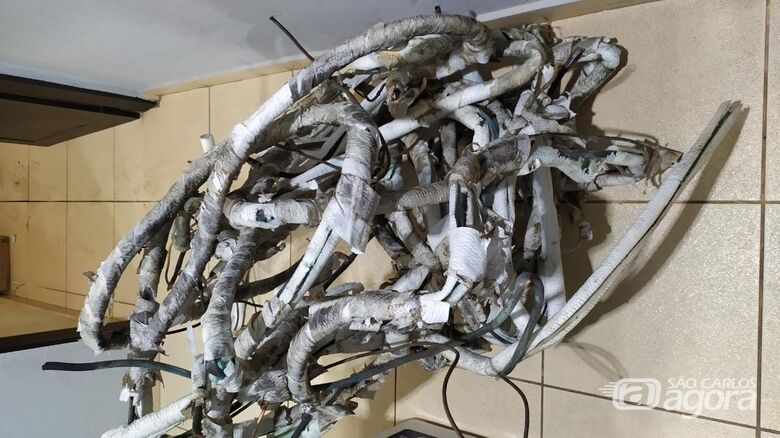 Tubos de cobre teriam sido abandonados e foram localizados pelos PMs - Crédito: Divulgação