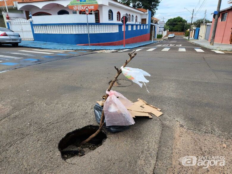 Buraco em cruzamento causa preocupação na Vila Nery - Crédito: Divulgação