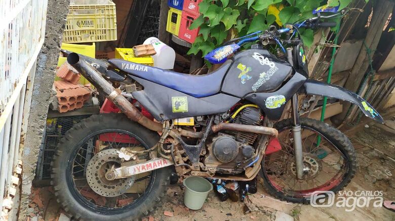 Moto ficou destruída após a colisão contra o muro - Crédito: Maycon Maximino