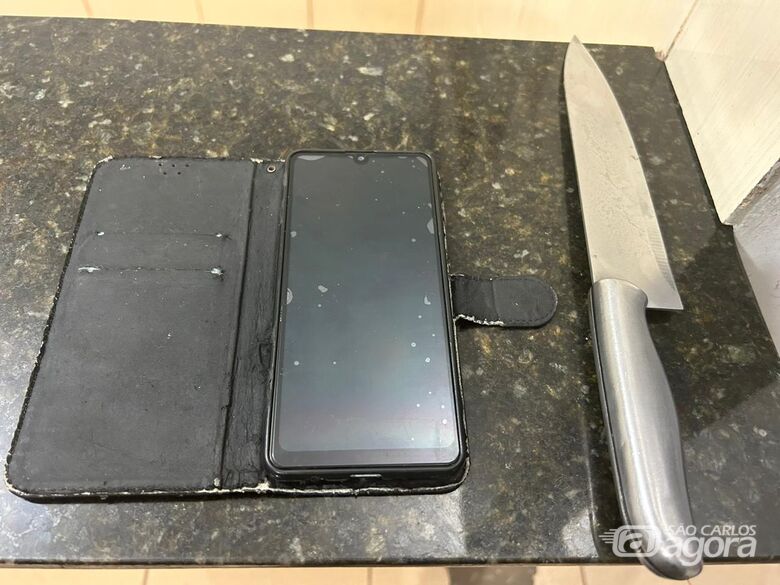 O celular foi recuperado e a faca apreendida pela PM - Crédito: Divulgação