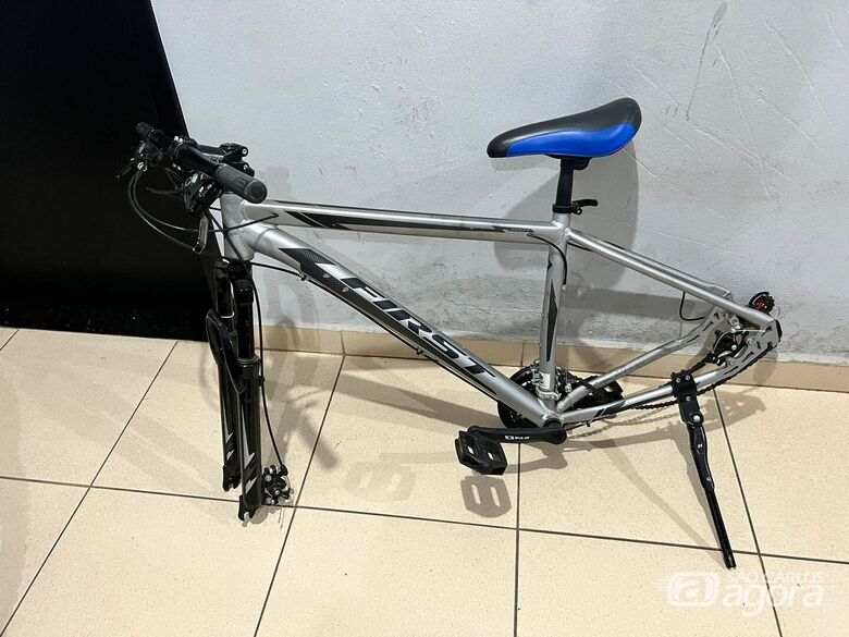 Bike foi abandonada por suspeitos na Vila Pureza - Crédito: Maycon Maximino