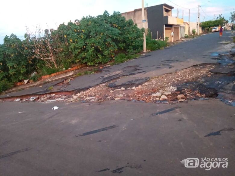 Crateras tem tirado o sossego de moradores no Aracy - Crédito: Divulgação
