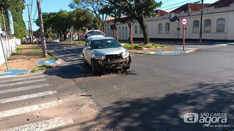 Carro envolvido no acidente teve danos materiais - Crédito: Maycon Maximino