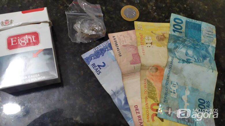 R$ 123 e uma porção de maconha foi localizada com o acusado - Crédito: Maycon Maximino