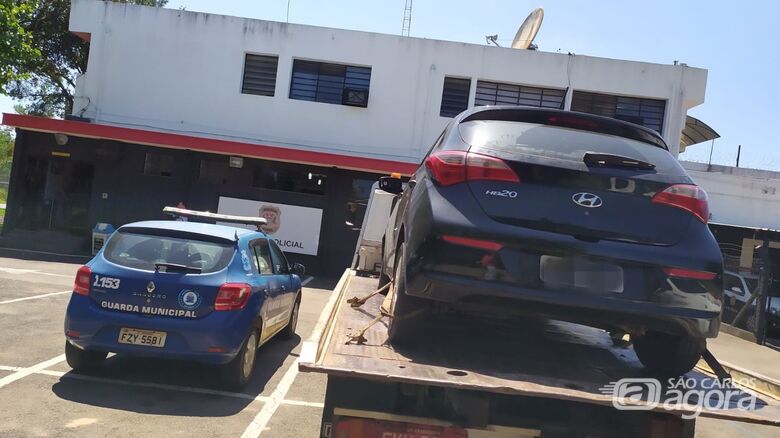 Carro onde estava os dois ocupantes foi apreendido - Crédito: Maycon Maximino