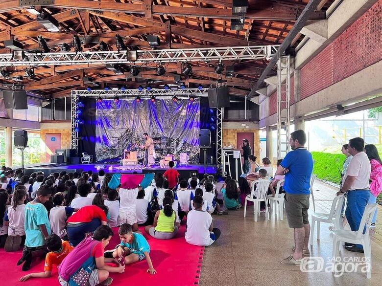Alunos das escolas municipais assistem ao espetáculo circense R.U.A - Crédito: Divulgação