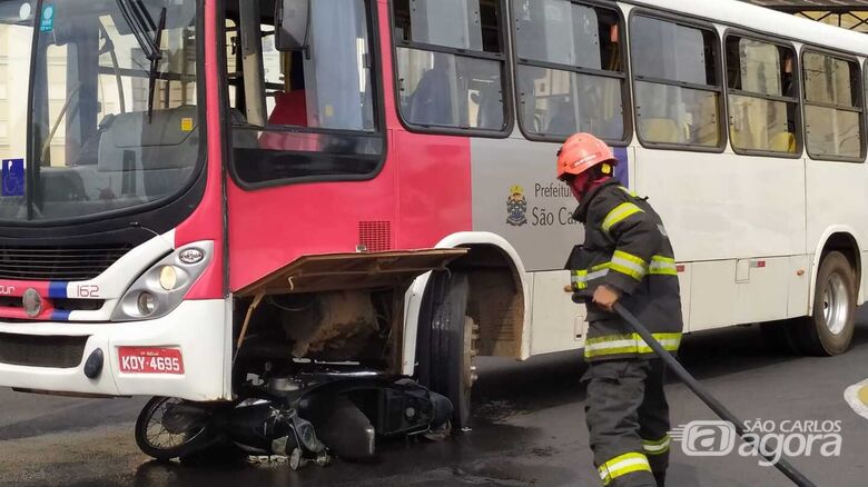 Moto foi parar embaixo do ônibus: por pouco, uma tragédia - Crédito: Maycon Maximino