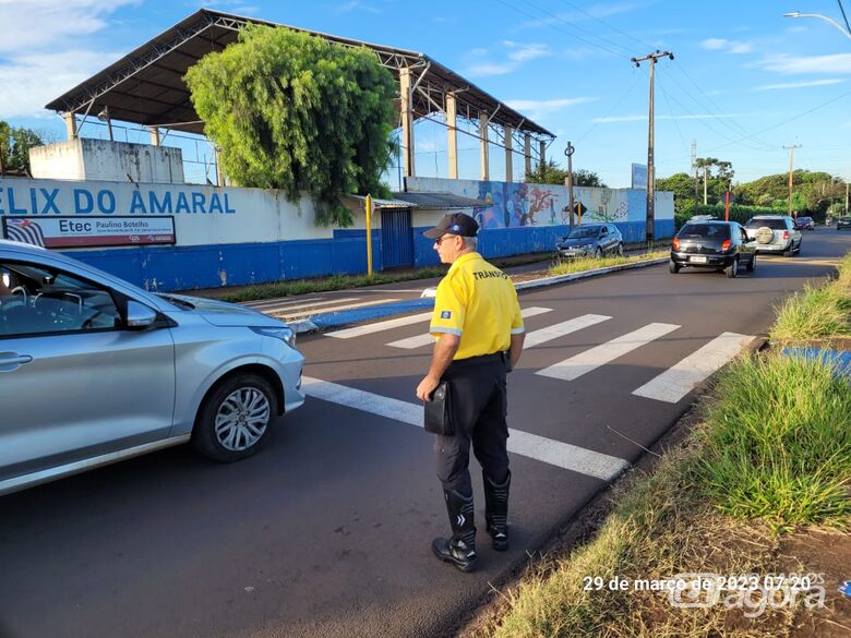 Agentes de trânsito durante ação em frente à escola - Crédito: Divulgação