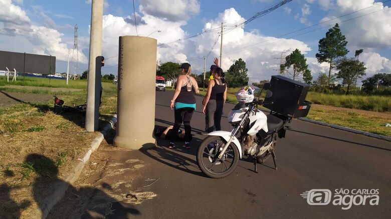 Ciclista fica inconsciente após bater em anilha de concreto - Crédito: Maycon Maximino