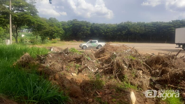 Polícia Ambiental flagra caminhão caçamba descarregando entulho na região do Córrego Espraiado - Crédito: divulgação