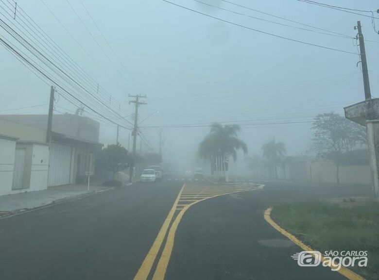 Cidade amanheceu encoberta pela neblina -