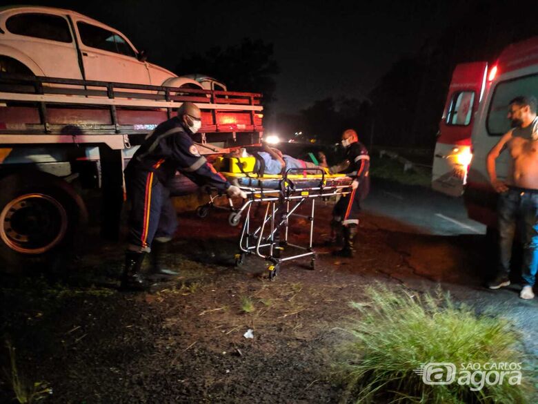 Dois ficam feridos após colisão entre bicicleta e moto na SP-215 - Crédito: Maycon Maximino