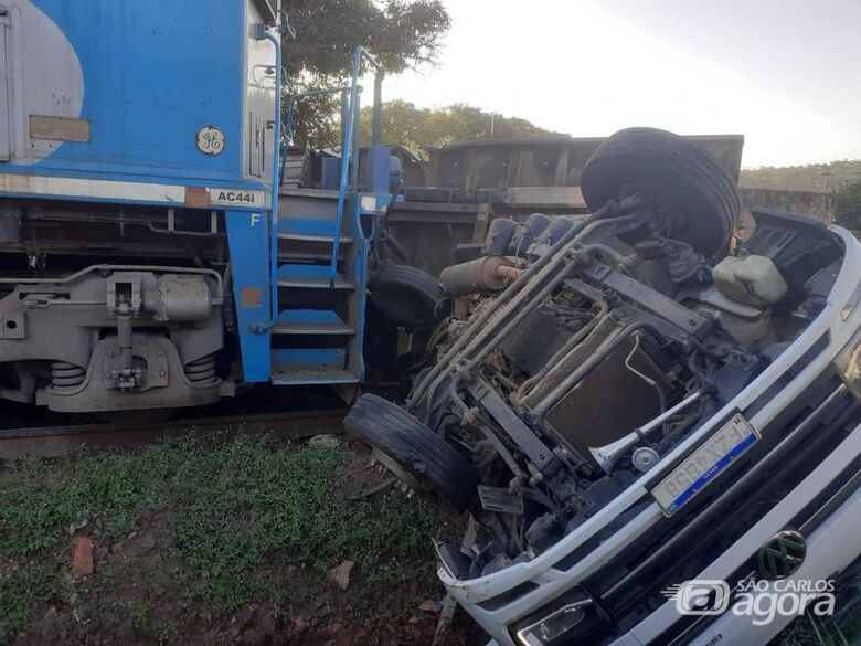 Caminhão tomba após ser atingido por trem em Itirapina - Crédito: Colaboração