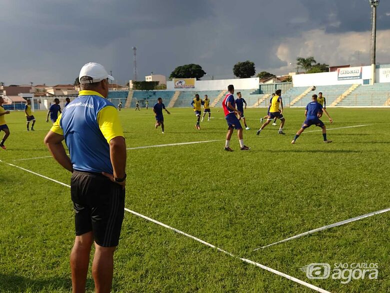 Agnaldo Liz durante treino da Águia: técnico garante que time está preparado para a estreia - Crédito: Divulgação