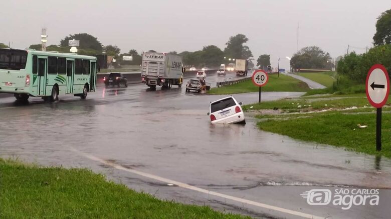 Carro ficou ilhado durante a forte chuva que desabou em São Carlos - Crédito: Divulgação