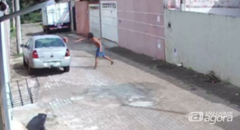 Morador de rua agredido a pauladas no Jardim Real é suspeito de danificar carros com pedradas na região - Crédito: reprodução