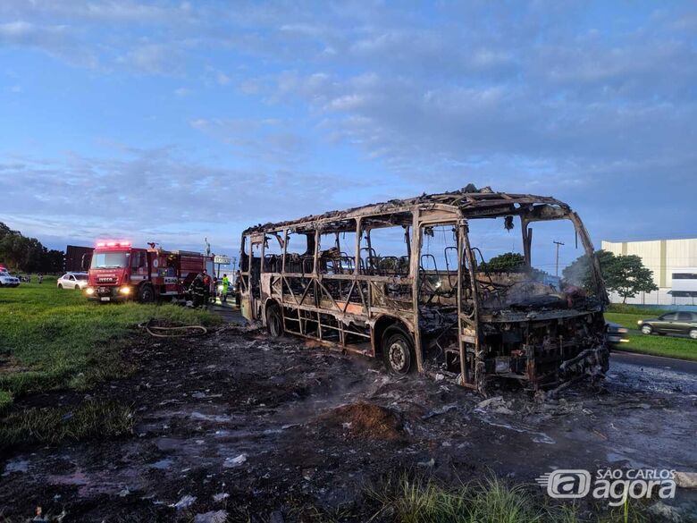 Ônibus que pegou fogo na WL transportava alunos da zona rural - Crédito: Maycon Maximino