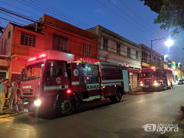 Fumaça mobiliza Corpo de Bombeiros em lanchonete no Centro de São Carlos - Crédito: Maycon Maximino