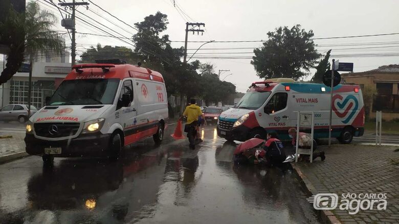 Pedestre é atropelada por carro na faixa de pedestres no Centro de São Carlos - Crédito: Maycon Maximino