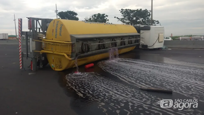 Carreta com gasolina tomba e interdita o trânsito na SP-330 - Crédito: reprodução/São Simão 016 Notícias